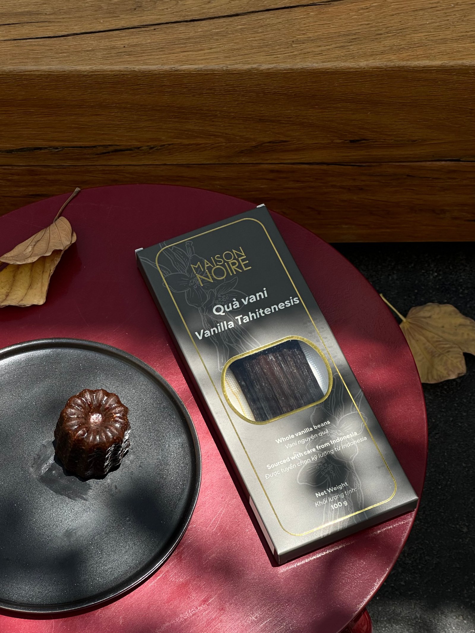 Maison Noire Vanilla Tahitensis 100g Charcoal Box with Fresh Cannelé
